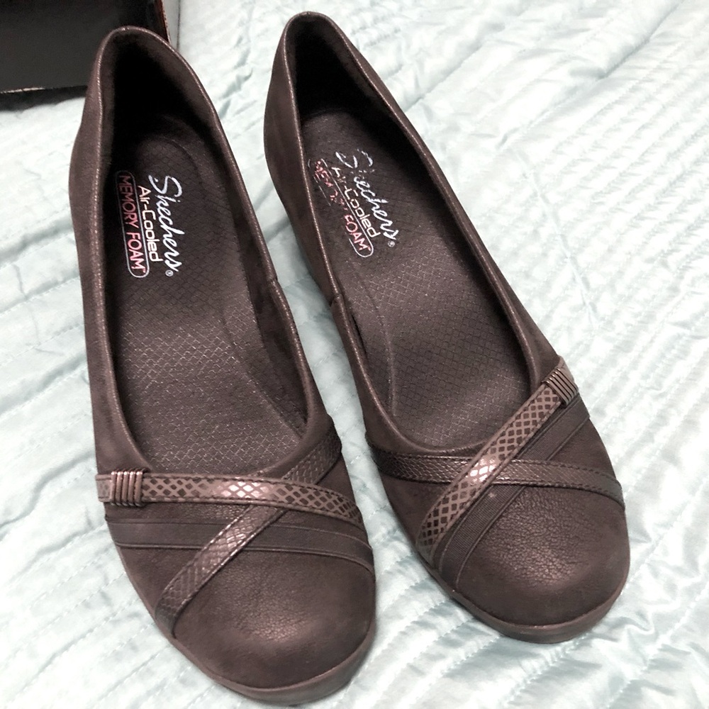 Sketchers size 9.5 air-cooled memory foam dress shoes.